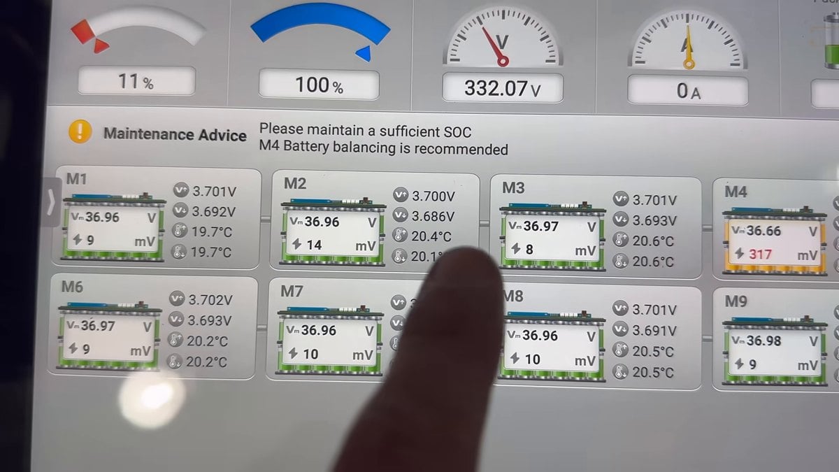 Escáner de diagnóstico con los módulos de la batería de la Ford F-150 Lightning y el módulo 4 marcado con 317 mV
