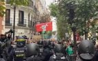 La ‘marea verde’ mira a París para intimidar a Ayuso: la policía evacúa a la presidenta tras 40 minutos ‘secuestrada’ en un acto