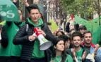 La ‘marea verde’ mira a París para intimidar a Ayuso: la policía evacúa a la presidenta tras 40 minutos ‘secuestrada’ en un acto