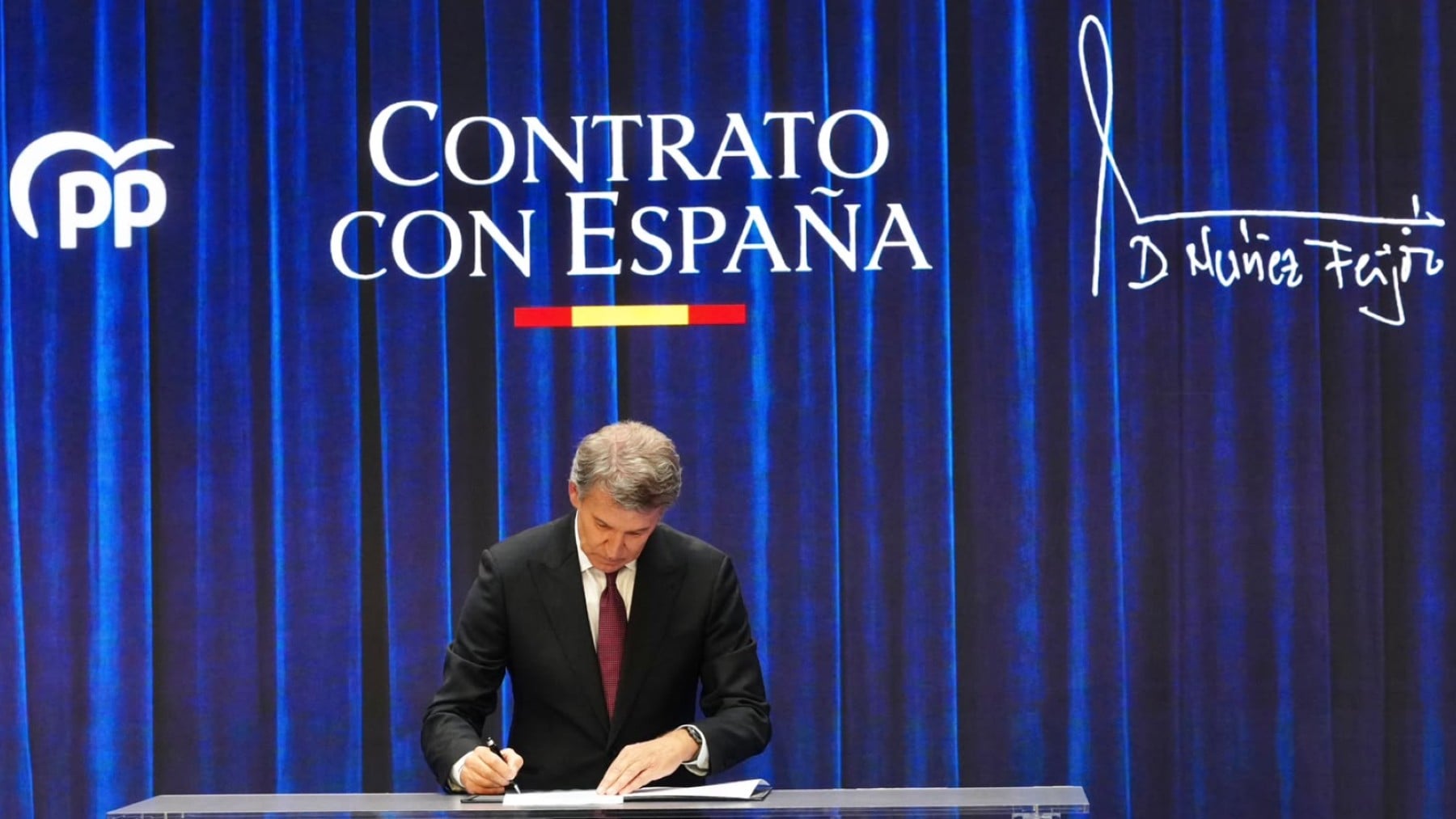 Feijóo firma su