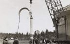 Una grúa sostiene el contenedor del Proyecto Gasbuggy, la bomba nuclear para sacar gas que EEUU detonó en Nuevo México en 1967