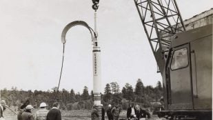 Una grúa sostiene el contenedor del Proyecto Gasbuggy, la bomba nuclear para sacar gas que EEUU detonó en Nuevo México en 1967