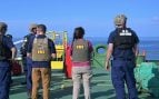 Personas con chalecos del FBI y de la Guardia Costera de EEUU en la cubierta de un buque tanque en el golfo, el 24 de agosto de 2026