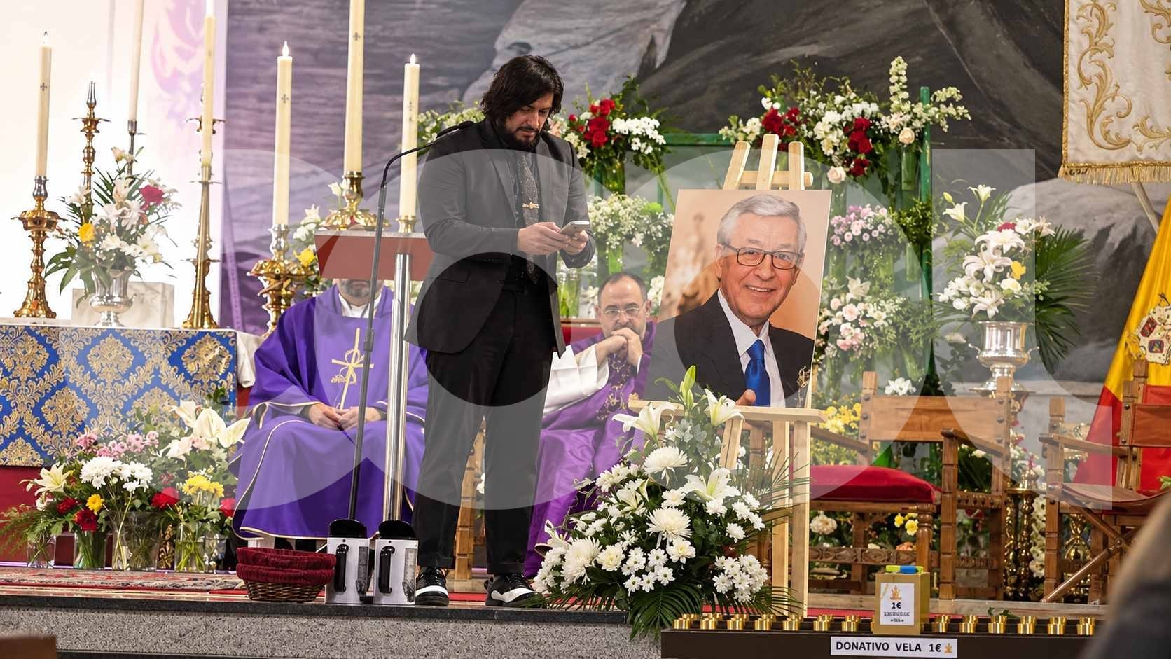 Rafael Amargo en el último adiós a su padre. (Foto: COOL)