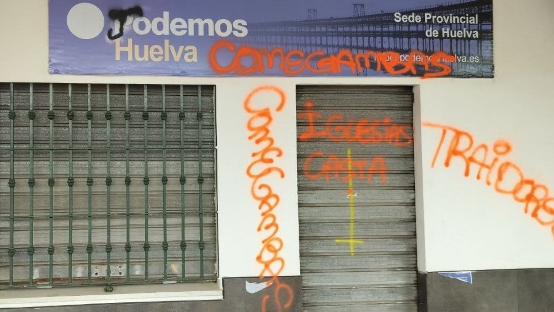 La nueva sede de Podemos en Huelva aparece con pintadas: «IGLESIAS CASTA»