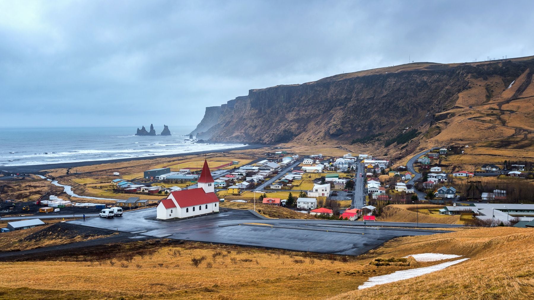 José, español trabajando en Islandia, explica cómo trabaja en el país nórdico con el método 3-2-2: Trabajas tres días, descansas dos y trabajas dos