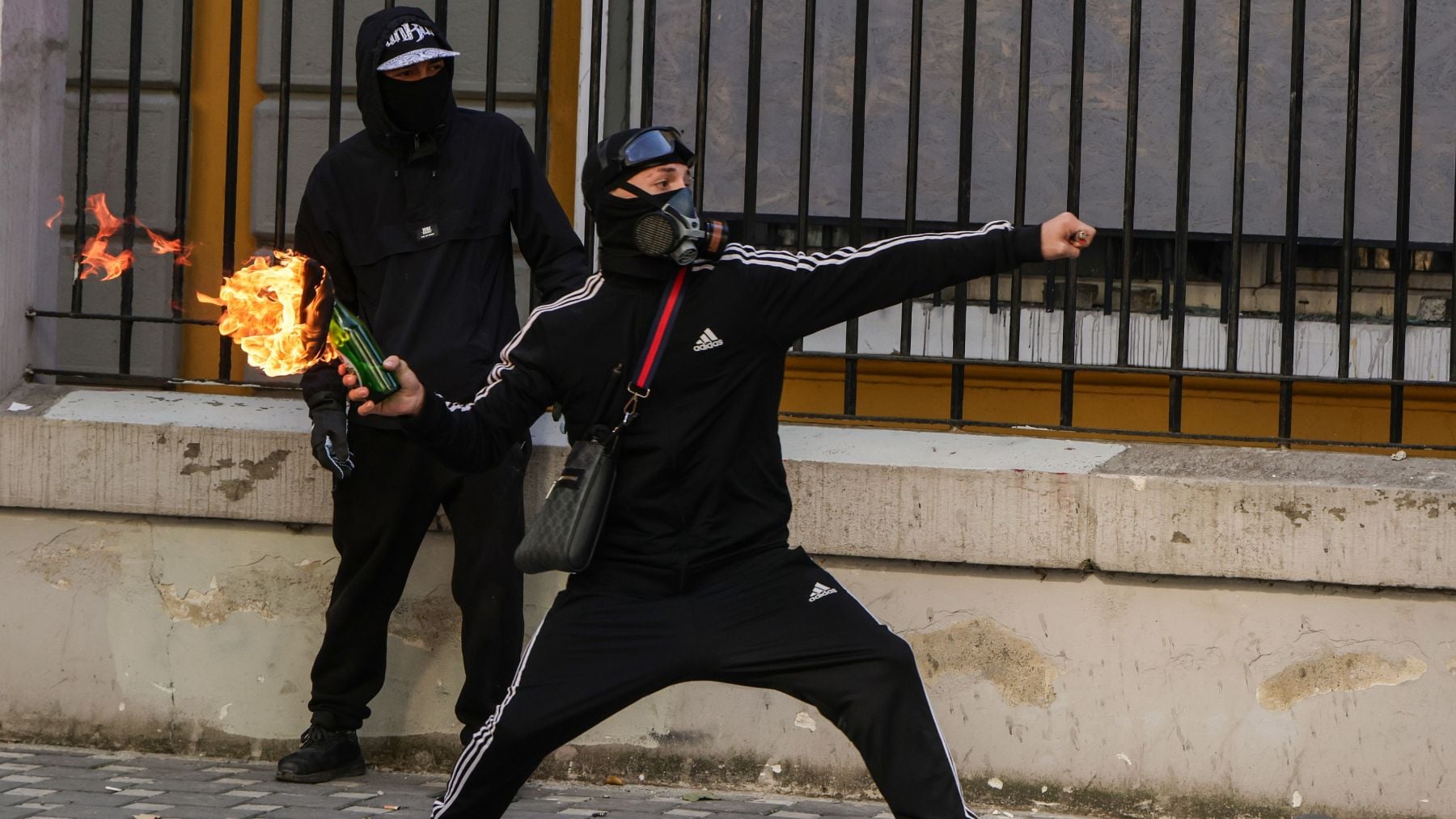 Las protestas se extienden por Europa: los radicales asaltan una comisaría en Albania y cientos de jóvenes acampan en Lisboa por la vivienda