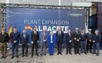Autoridades y mandos militares ante el cartel de la ampliación de la planta de Rheinmetall Albacete