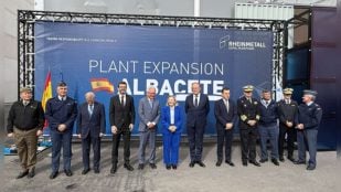 Autoridades y mandos militares ante el cartel de la ampliación de la planta de Rheinmetall Albacete