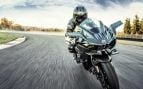 Un piloto con la Kawasaki Ninja H2R de frente en un circuito, con los alerones de fibra de carbono a la vista