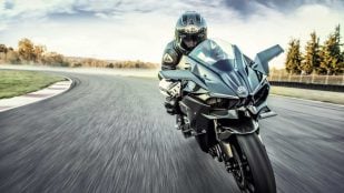Un piloto con la Kawasaki Ninja H2R de frente en un circuito, con los alerones de fibra de carbono a la vista