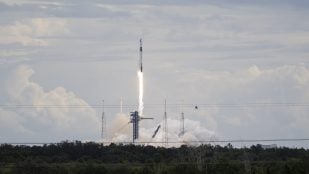 Despegue del Falcon 9 con la cápsula Dragon de la misión Crew-13 en Cabo Cañaveral; la NASA ha comprado a SpaceX tres vuelos tripulados más