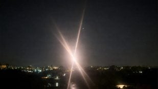 El arma láser contra drones AMP-HEL del Ejército de EEUU, en acción de noche contra un dron hostil en la frontera con México