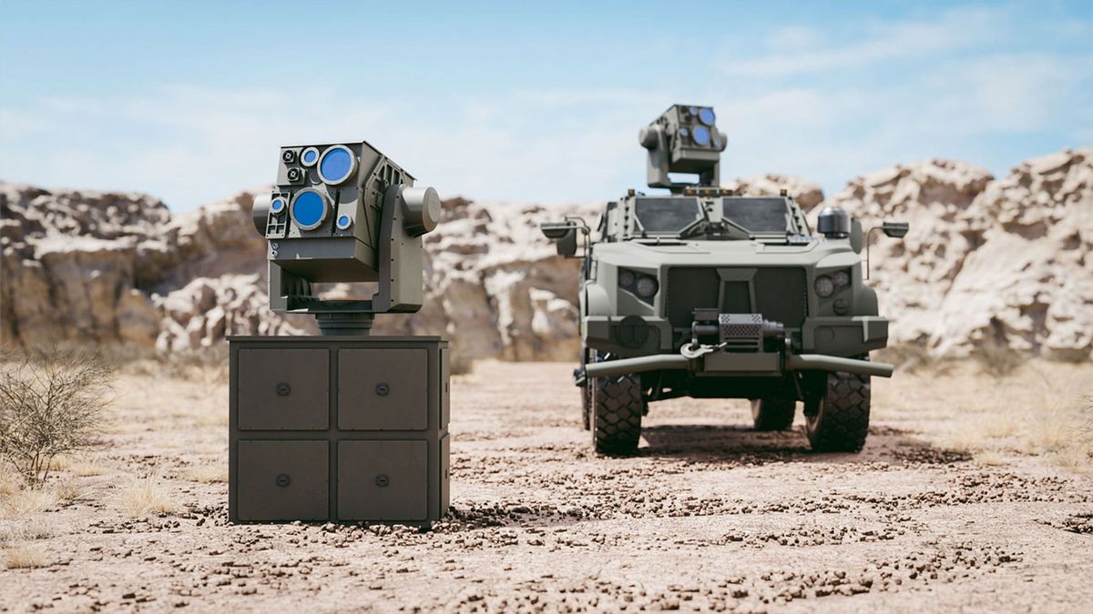 El LOCUST X3 de AV, el arma l&aacute;ser contra drones del contrato E-HEL, junto a un veh&iacute;culo JLTV con el l&aacute;ser montado