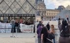 Un grupo de manifestantes bloquea el museo del Louvre en París y turistas españoles se enfrentan a ellos