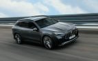 El nuevo Mercedes-AMG GT SUV eléctrico, en gris oscuro, circulando por una carretera