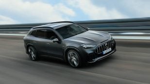 El nuevo Mercedes-AMG GT SUV eléctrico, en gris oscuro, circulando por una carretera