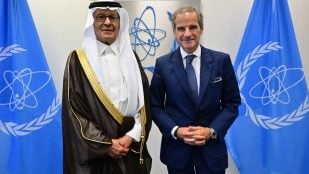 El ministro de Energía saudí, Abdulaziz bin Salman, con Rafael Grossi en el OIEA el día del anuncio de tierras raras y uranio en Jabal Sayid