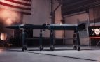 El misil hipersónico Blackbeard de Castelion, sobre un soporte con ruedas en un hangar de la empresa