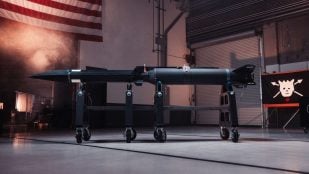 El misil hipersónico Blackbeard de Castelion, sobre un soporte con ruedas en un hangar de la empresa