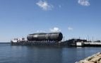 La sección del futuro USS Arizona con el primer Virginia Payload Module, cubierta con lona negra sobre una barcaza en Groton