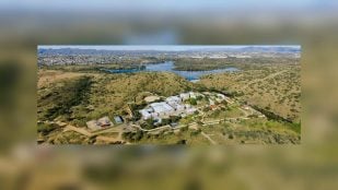 Vista aérea de la planta de agua potable reciclada de Goreangab, junto a la presa del mismo nombre, en Windhoek (Namibia)