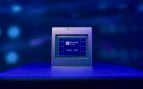 Prototipo del chip Microsoft Maia 300, con los logotipos de Microsoft Azure, sobre una superficie iluminada en azul
