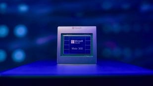 Prototipo del chip Microsoft Maia 300, con los logotipos de Microsoft Azure, sobre una superficie iluminada en azul