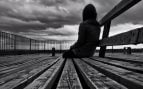 Según la psicología, los adultos que tienen dificultad para confiar en otros no son antipáticos, en realidad están repitiendo patrones emocionales de la infancia