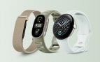 La pulsera Google Fitbit Edge con correa verde oliva, en el centro, junto a otros dos wearables de Google