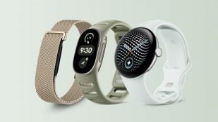 La pulsera Google Fitbit Edge con correa verde oliva, en el centro, junto a otros dos wearables de Google