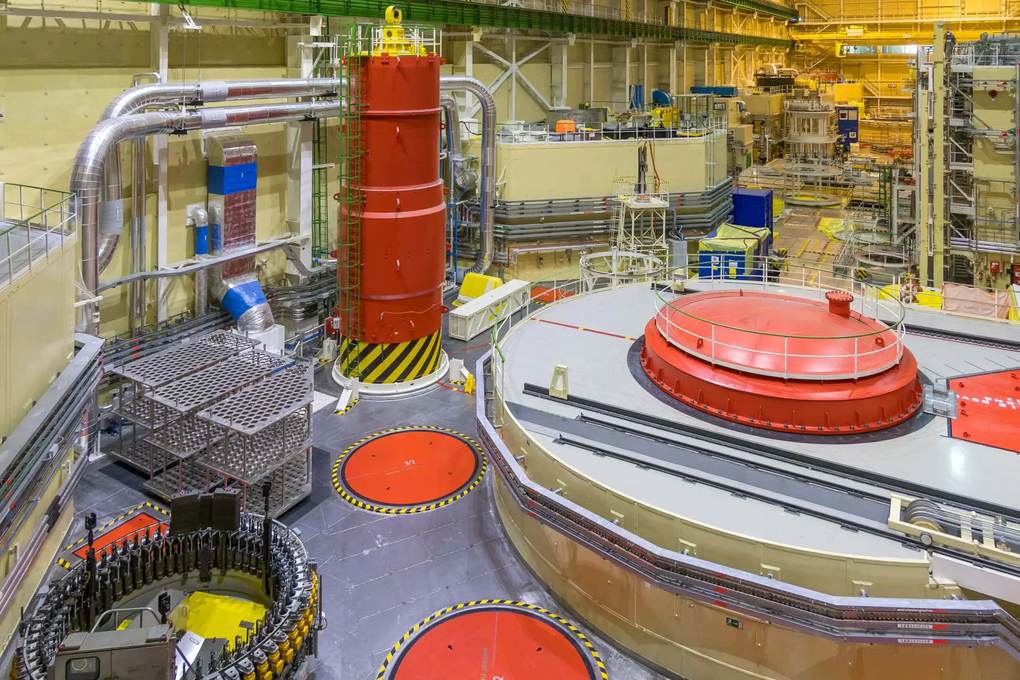 Sala del reactor de Mochovce con la cubierta roja del pozo del reactor y equipos para el manejo del combustible