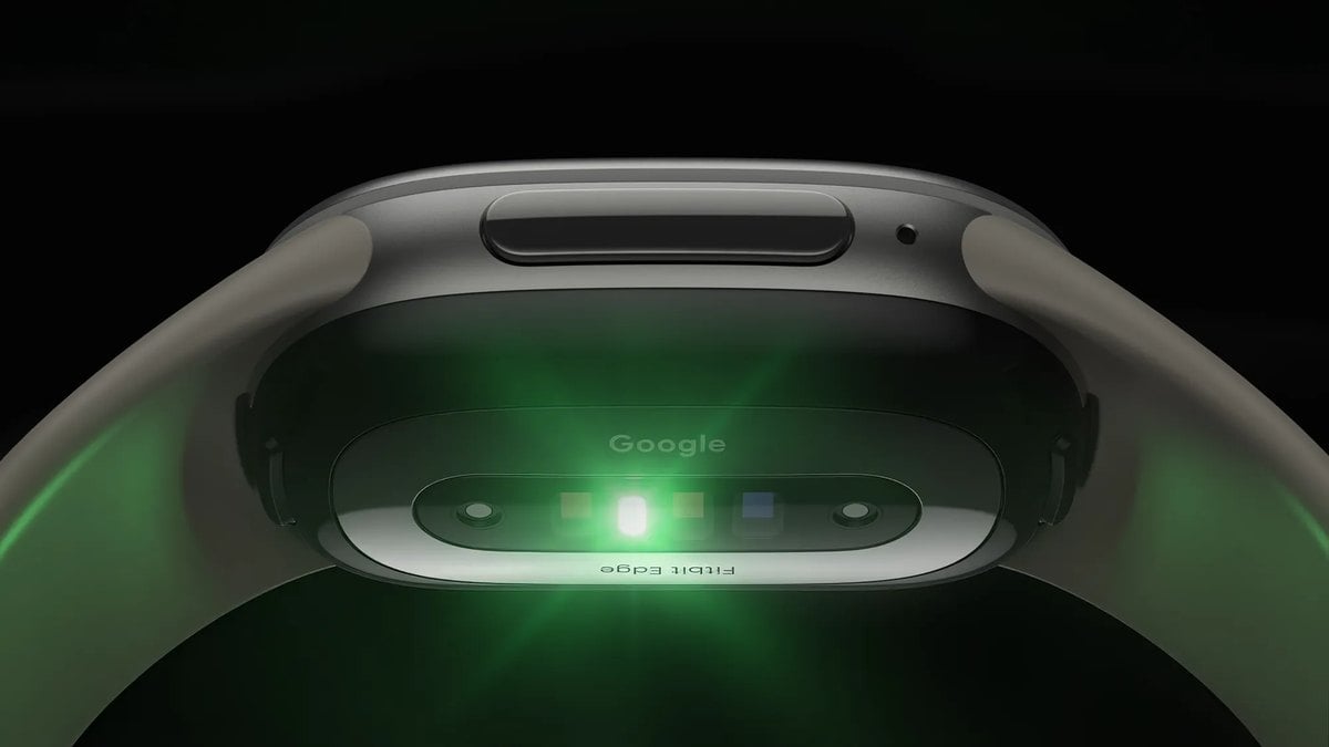 Parte inferior de la Google Fitbit Edge con los sensores &oacute;pticos encendidos en verde