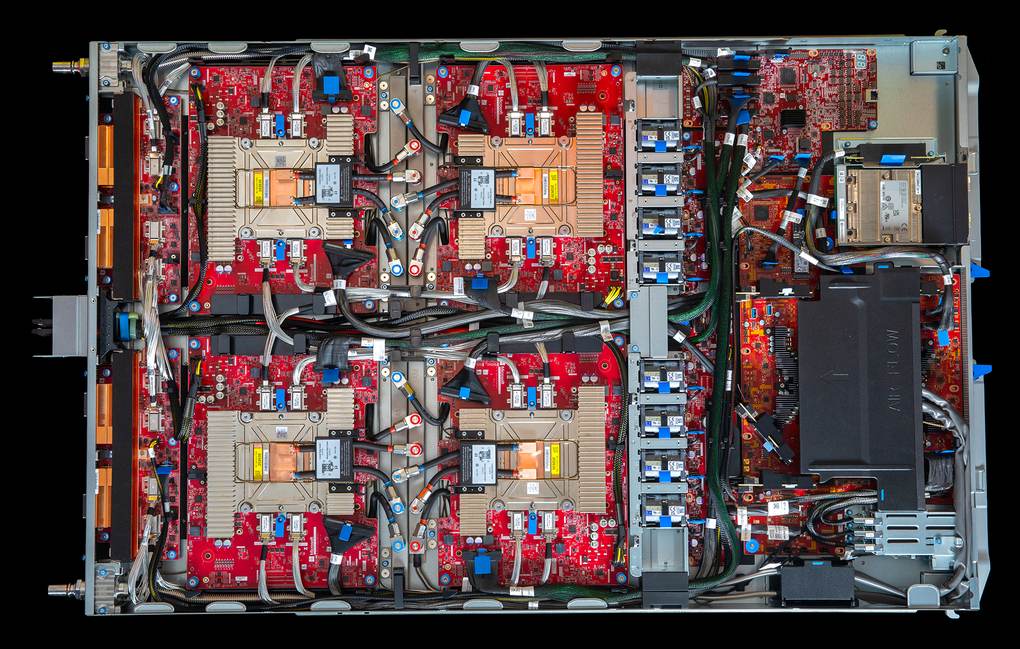 Servidor Microsoft Maia 300 visto desde arriba, con cuatro m&oacute;dulos conectados a tubos de refrigeraci&oacute;n l&iacute;quida