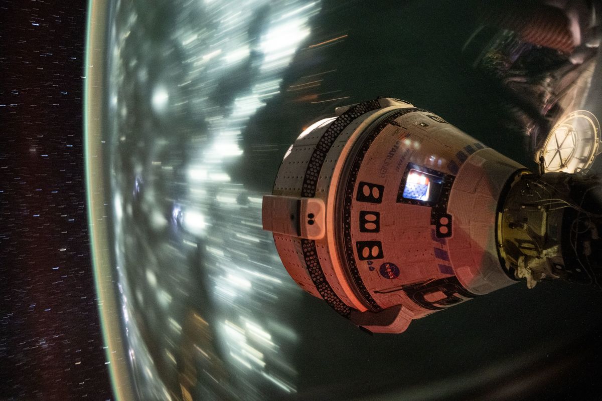 La nave Starliner de Boeing acoplada al módulo Harmony de la Estación Espacial Internacional en julio de 2024