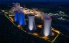 Vista aérea nocturna de la central nuclear donde está el reactor de Mochovce, en Eslovaquia, con sus torres de refrigeración iluminadas