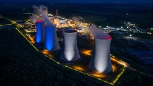Vista aérea nocturna de la central nuclear donde está el reactor de Mochovce, en Eslovaquia, con sus torres de refrigeración iluminadas