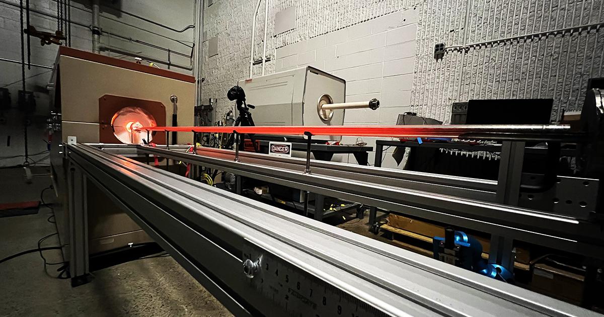 Un tubo de calor del microrreactor eVinci brilla al rojo en una instalaci&oacute;n de pruebas de Westinghouse