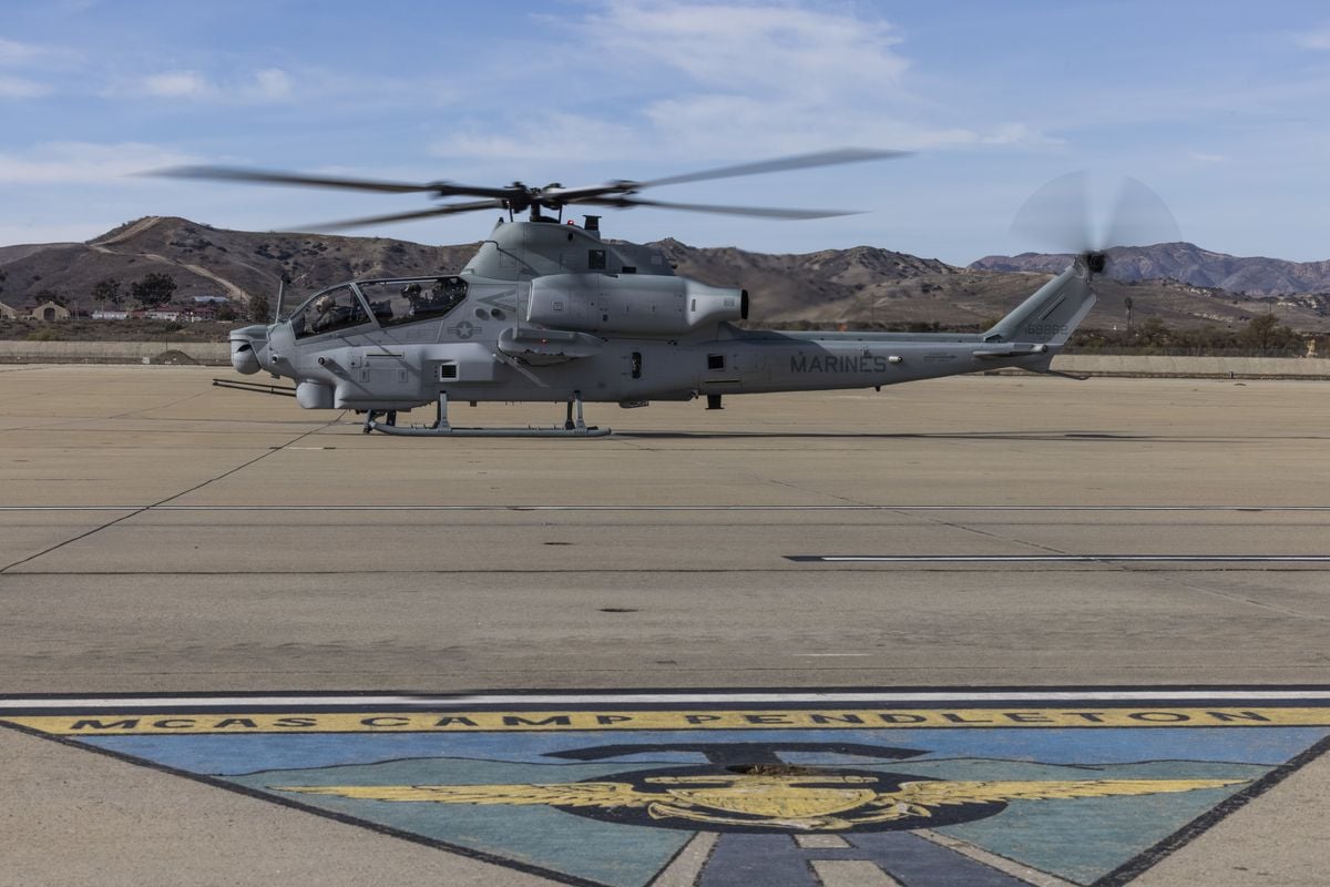 El &uacute;ltimo AH-1Z Viper fabricado para los Marines, en la pista de la base a&eacute;rea de Camp Pendleton (California)