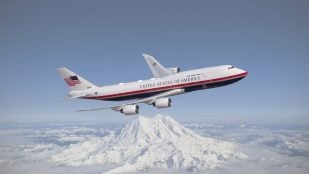 Recreación del nuevo Air Force One, el Boeing 747-8 VC-25B, con la librea roja, blanca, dorada y azul oscuro