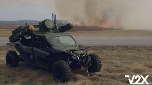 Un vehículo antidrones Tempest de V2X, un todoterreno con dos misiles en lanzadores laterales y antenas en el techo