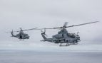 Helicópteros de los Marines: un AH-1Z Viper y un UH-1Y Venom vuelan en formación sobre el océano Atlántico