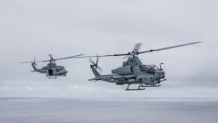 Helicópteros de los Marines: un AH-1Z Viper y un UH-1Y Venom vuelan en formación sobre el océano Atlántico