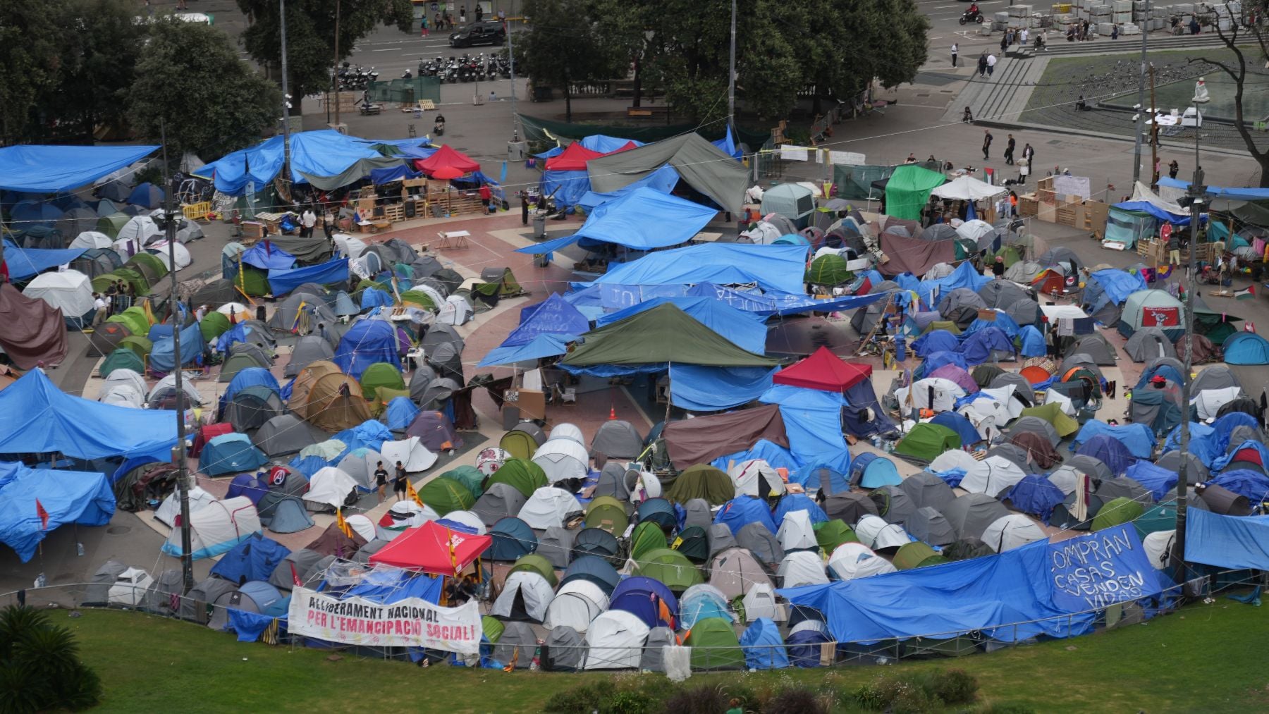 El Ayuntamiento de Barcelona del socialista Collboni corta la luz a los acampados en la plaza de Cataluña
