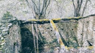 Una caseta de piedra en ruinas en el camino a la Foz del río Pino (Asturias). Foto: Patisalva vía Wikimedia Commons - CC BY-SA 4.0
