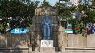 Estatua de Confucio en el Parque Memorial 228 de Taipéi, en Taiwán. Foto: CEphoto, Uwe Aranas vía Wikimedia Commons - CC BY-SA 3.0