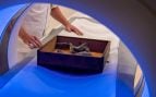 El gato momificado, en una caja de madera sobre la camilla de un tomógrafo del Centro Médico Universitario de Ámsterdam, durante el escaneo. Foto: Edwin Wiekens / Gran Iglesia de Breda