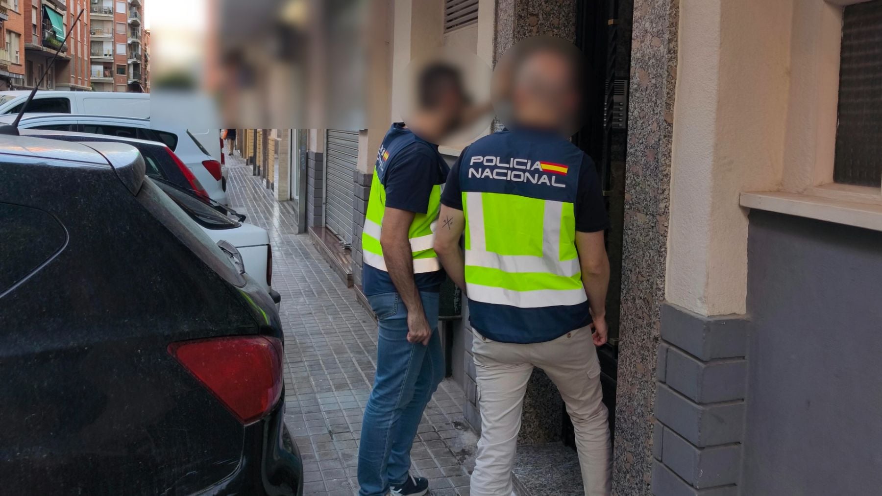 Dos agentes de la Policía Nacional durante una intervención policial.