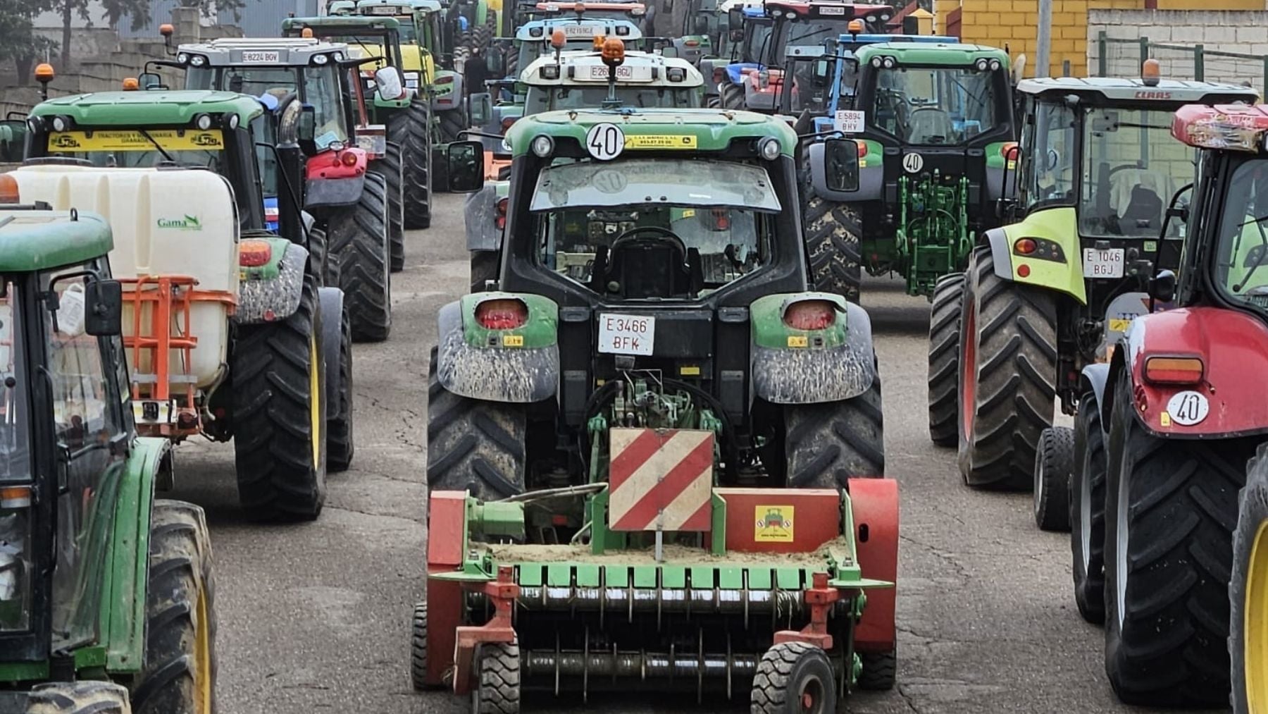 Una tractorada carga contra el PSOE en Lopera (Jaén) por las licencias a las megaplantas solares en suelo de olivar