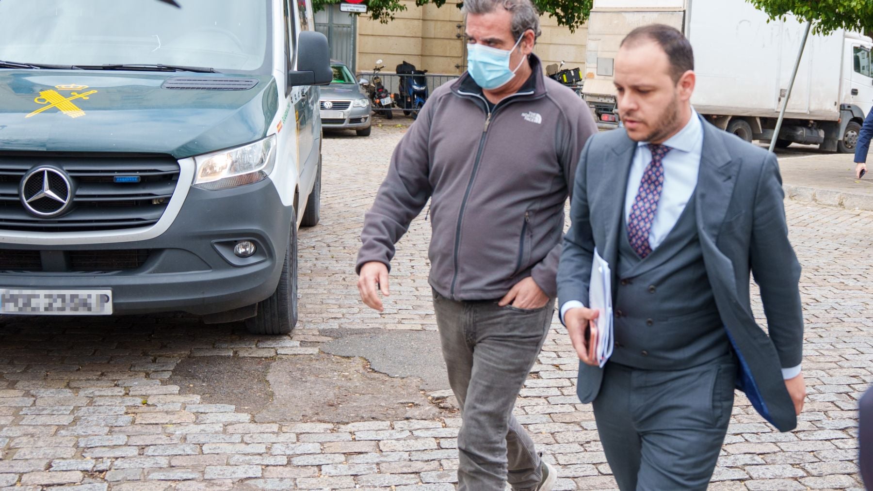 Rafael Pineda acudiendo al juzgado de Sevilla junto a su abogado.